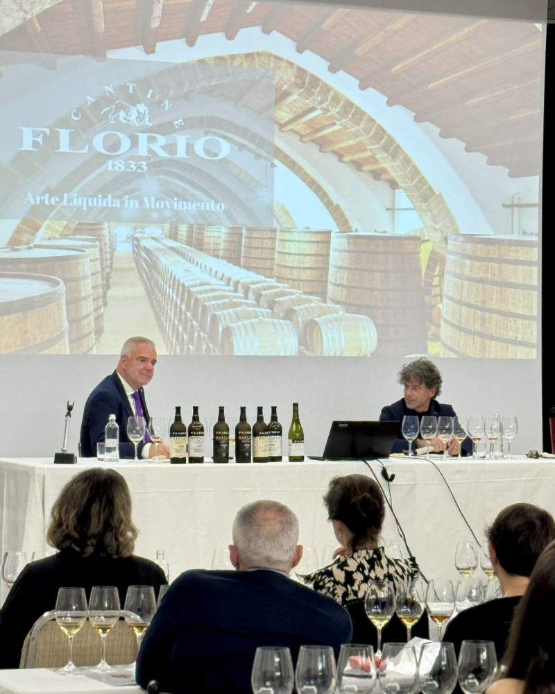 Paolo Lauciani, docente di Fondazione Italiana Sommelier, insieme all'enologo Tommaso Maggio Paolo Lauciani, docente di Fondazione Italiana Sommelier, insieme all'enologo Tommaso Maggio