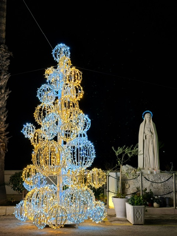 Accanto all’albero, la Madonnina dei Pescatori.
