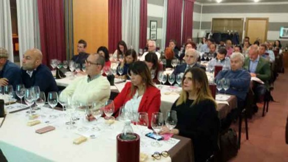 I partecipanti al Corso sul Barolo a Genova della Fondazione Italiana Sommelier I partecipanti al Corso sul Barolo a Genova della Fondazione Italiana Sommelier