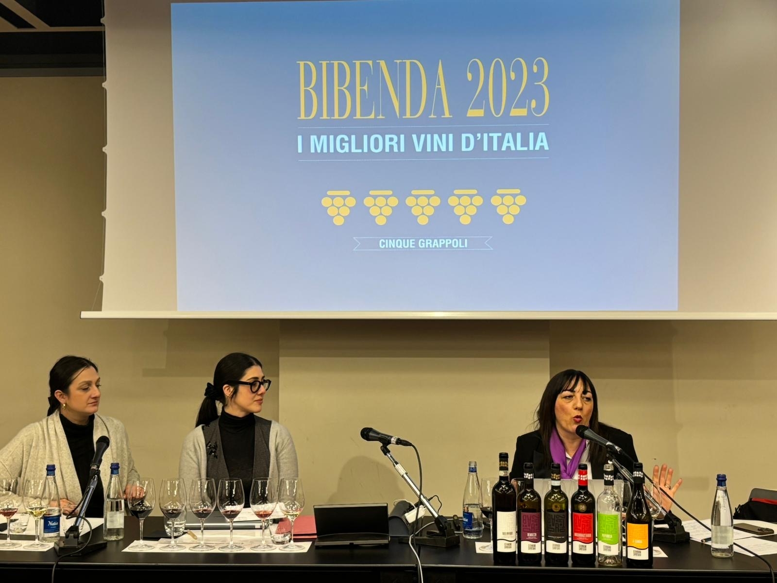 Chiara e Alice Cesarini, proprietarie, Alessia Borrelli, docente della Fondazione Italiana Sommelier Chiara e Alice Cesarini, proprietarie, Alessia Borrelli, docente della Fondazione Italiana Sommelier