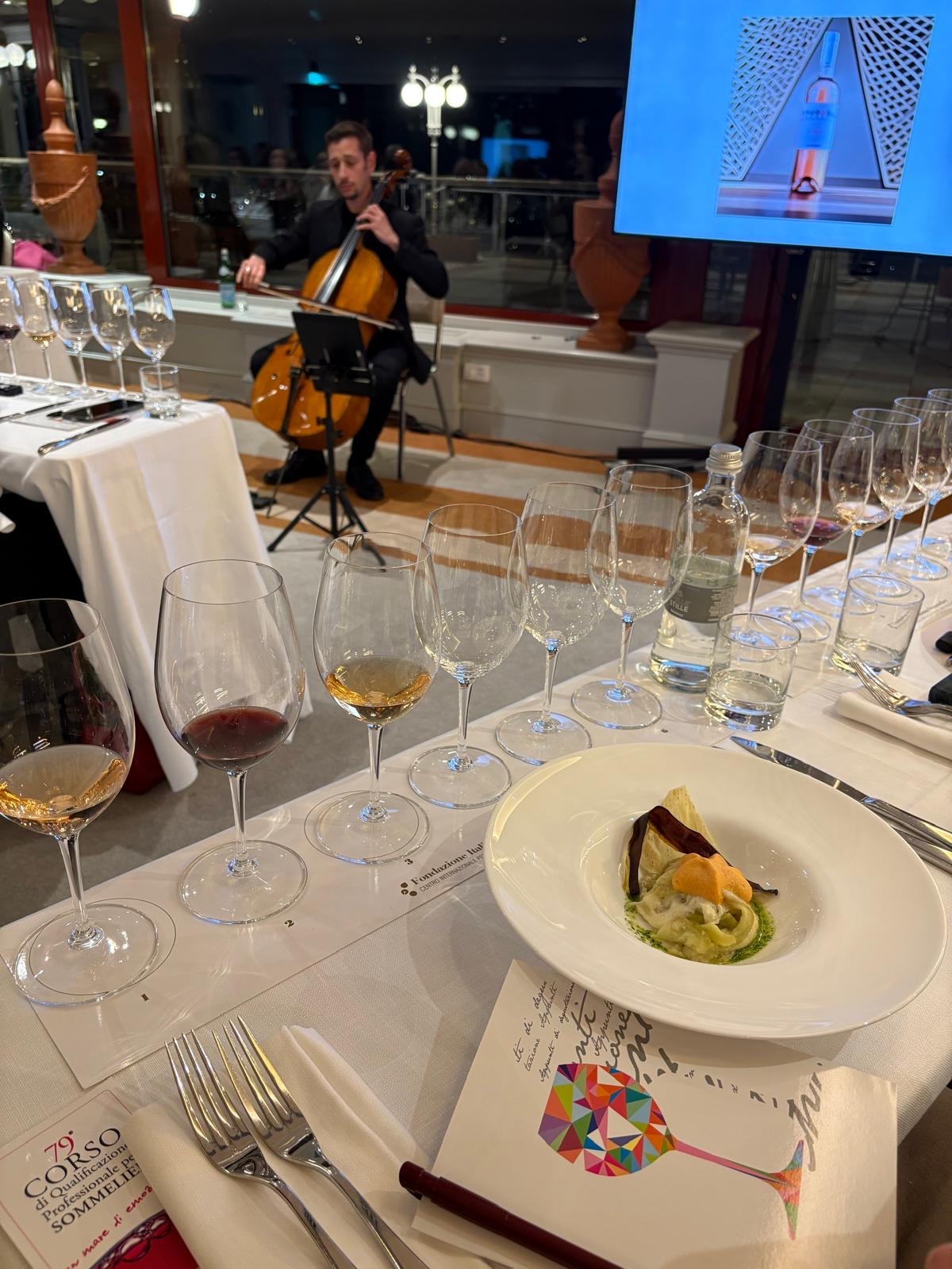 Un momento della degustazione con l'assaggio del piatto in abbinamento e musica dal vivo Un momento della degustazione con l'assaggio del piatto in abbinamento e musica dal vivo