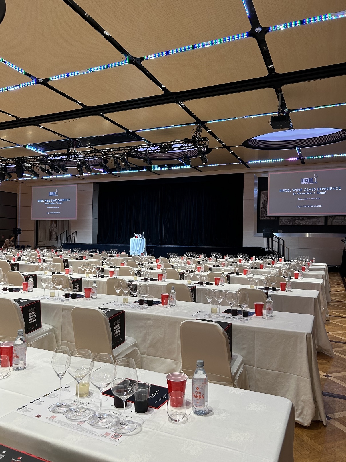 Panoramica della sala allestita per l'evento Riedel Panoramica della sala allestita per l'evento Riedel