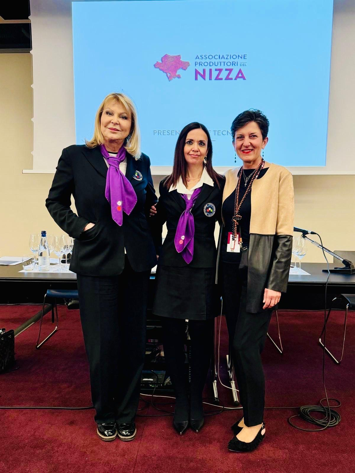 Daniela Scrobogna, Docente della Fondazione Italiana Sommelier, Arianna Brocchetti, referente della Fondazione per il Roma Hilton La Lama e Caterina Andorno, Responsabile eventi per l’Associazione Produttori del Nizza Daniela Scrobogna, Docente della Fondazione Italiana Sommelier, Arianna Brocchetti, referente della Fondazione per il Roma Hilton La Lama e Caterina Andorno, Responsabile eventi per l’Associazione Produttori del Nizza