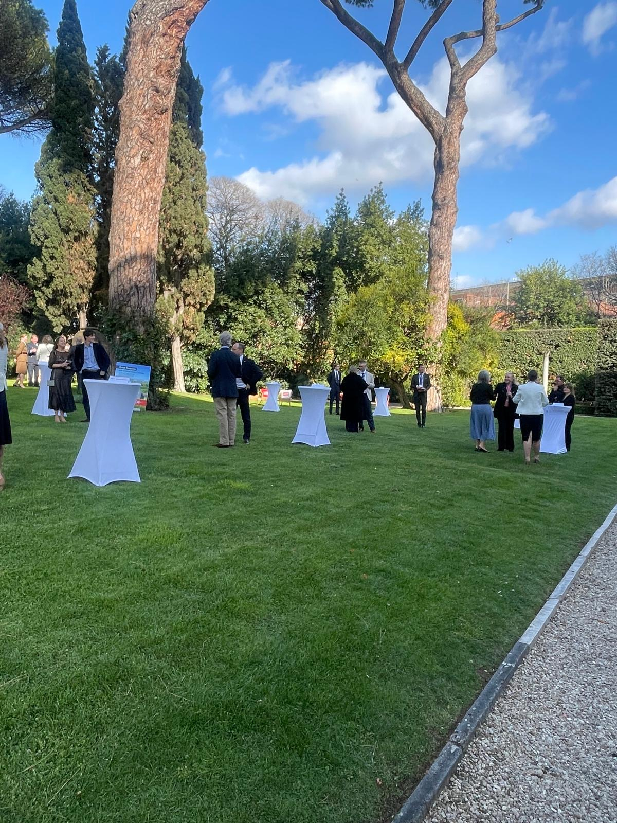 I giardini allestiti di Villa Wolkonsky durante l'incontro con il Re e la Regina d'Inghilterra