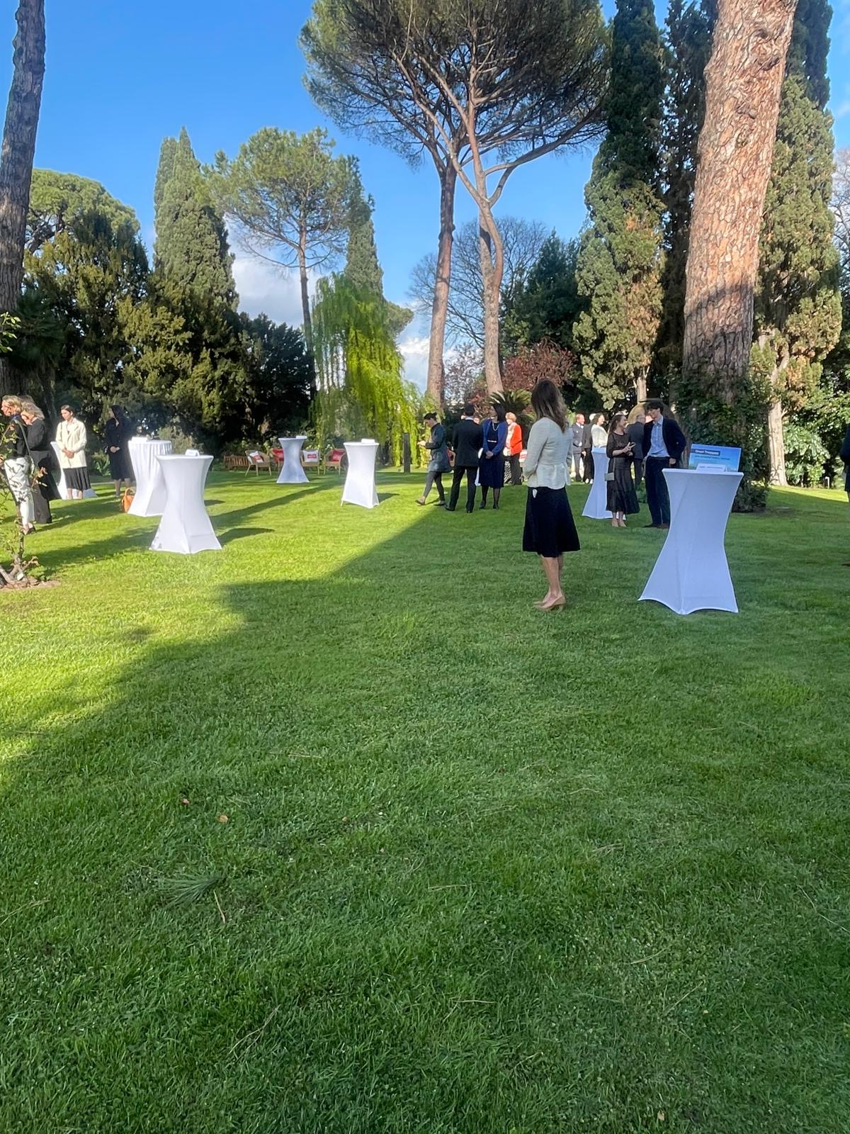 I giardini allestiti di Villa Wolkonsky durante l'incontro con il Re e la Regina d'Inghilterra
