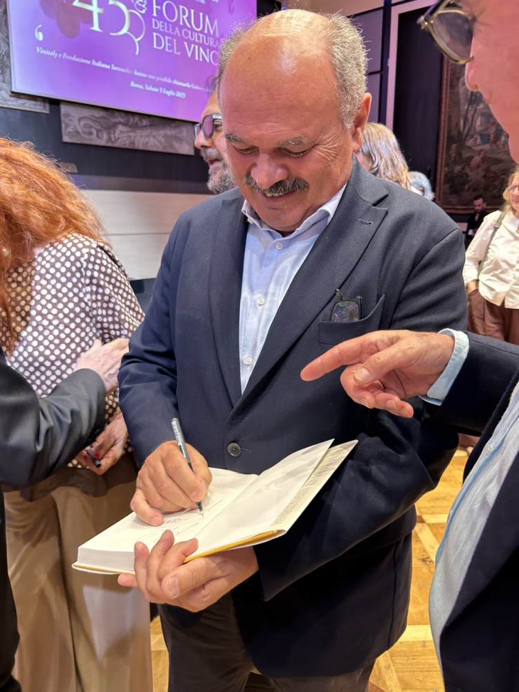 Oscar Farinetti dedica il libro "Hai mangiato?" da lui scritto a Franco Maria Ricci Oscar Farinetti dedica il libro "Hai mangiato?" da lui scritto a Franco Maria Ricci