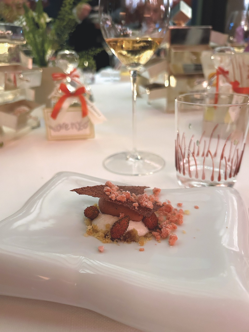 Spuma di yogurt al dragoncello con sorbetto e granita alle fragole di bosco Spuma di yogurt al dragoncello con sorbetto e granita alle fragole di bosco