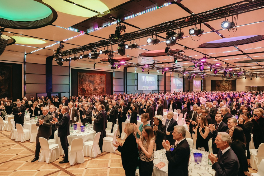 L'applauso di 1250 ospiti in sala