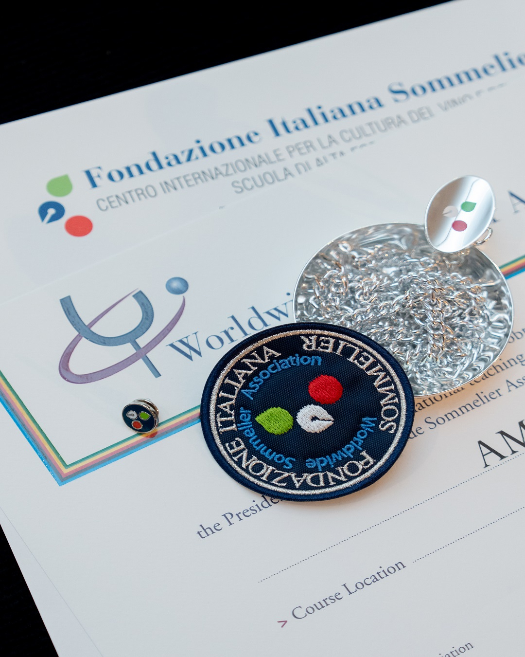 Le insegne di Fondazione Italiana Sommelier