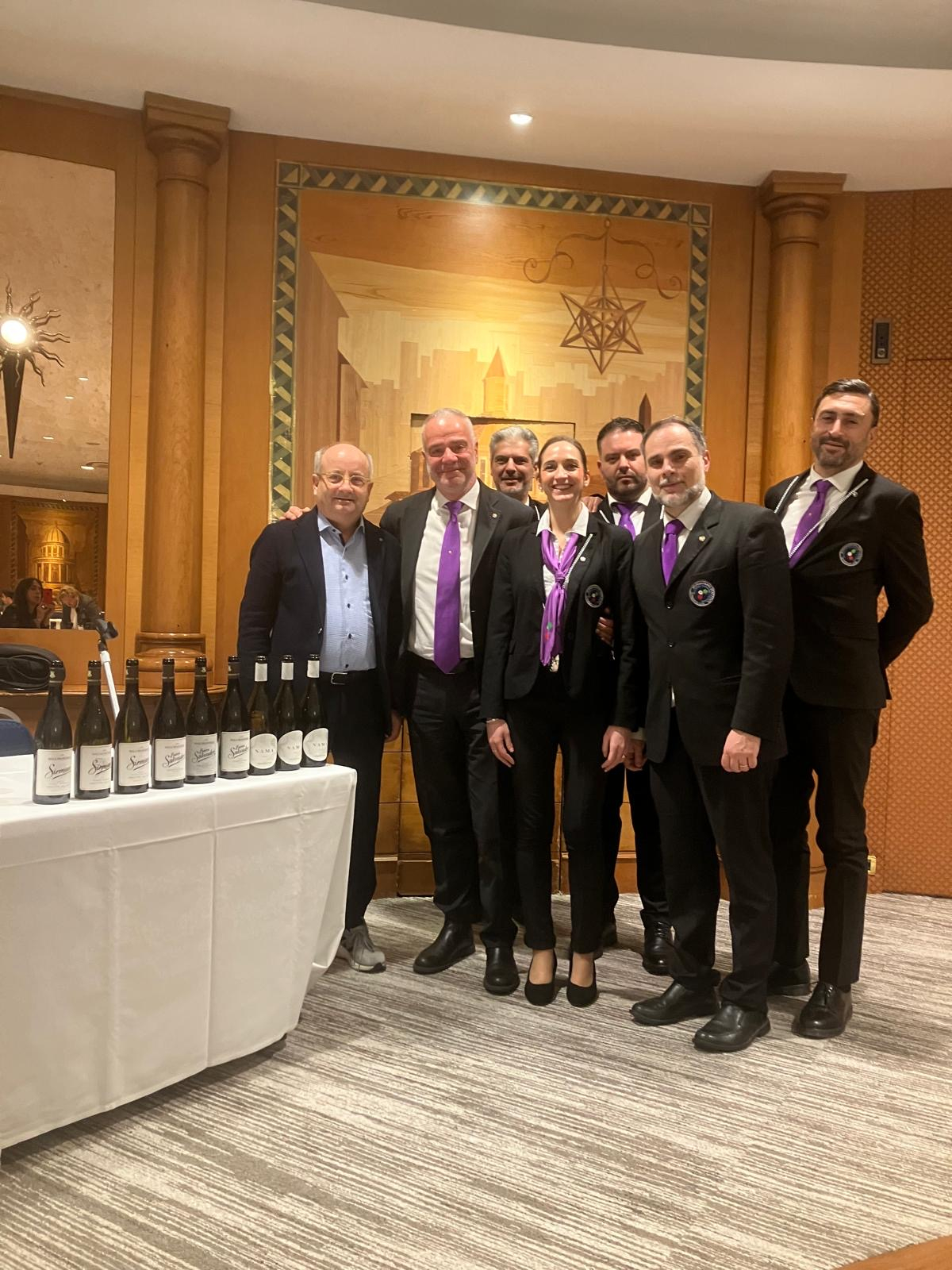 Il Direttore Commerciale Gottfried Pollinger, Paolo Lauciani e i Sommelier di servizio