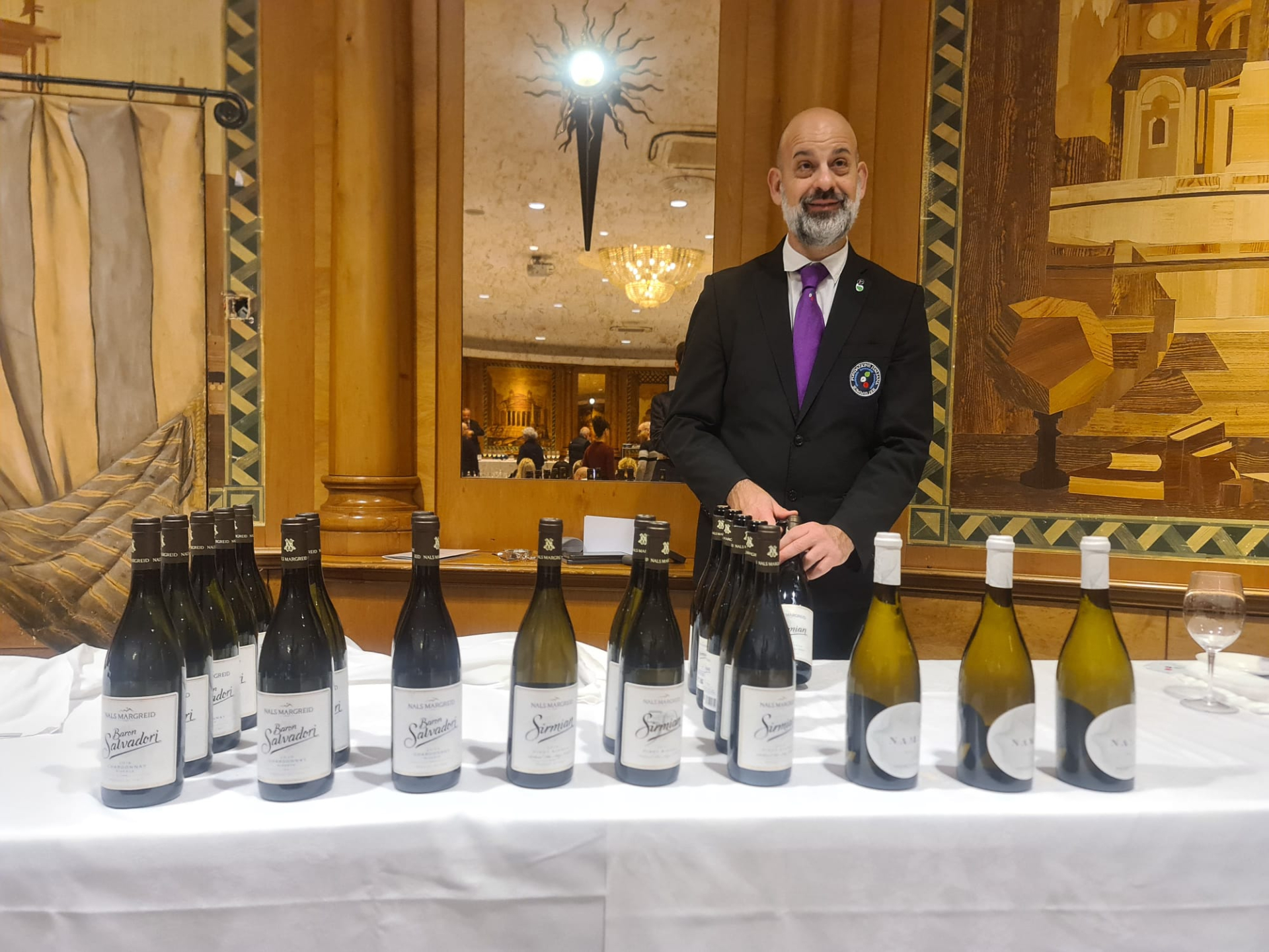 Le bottiglie della degustazione con il sommelier di servizio