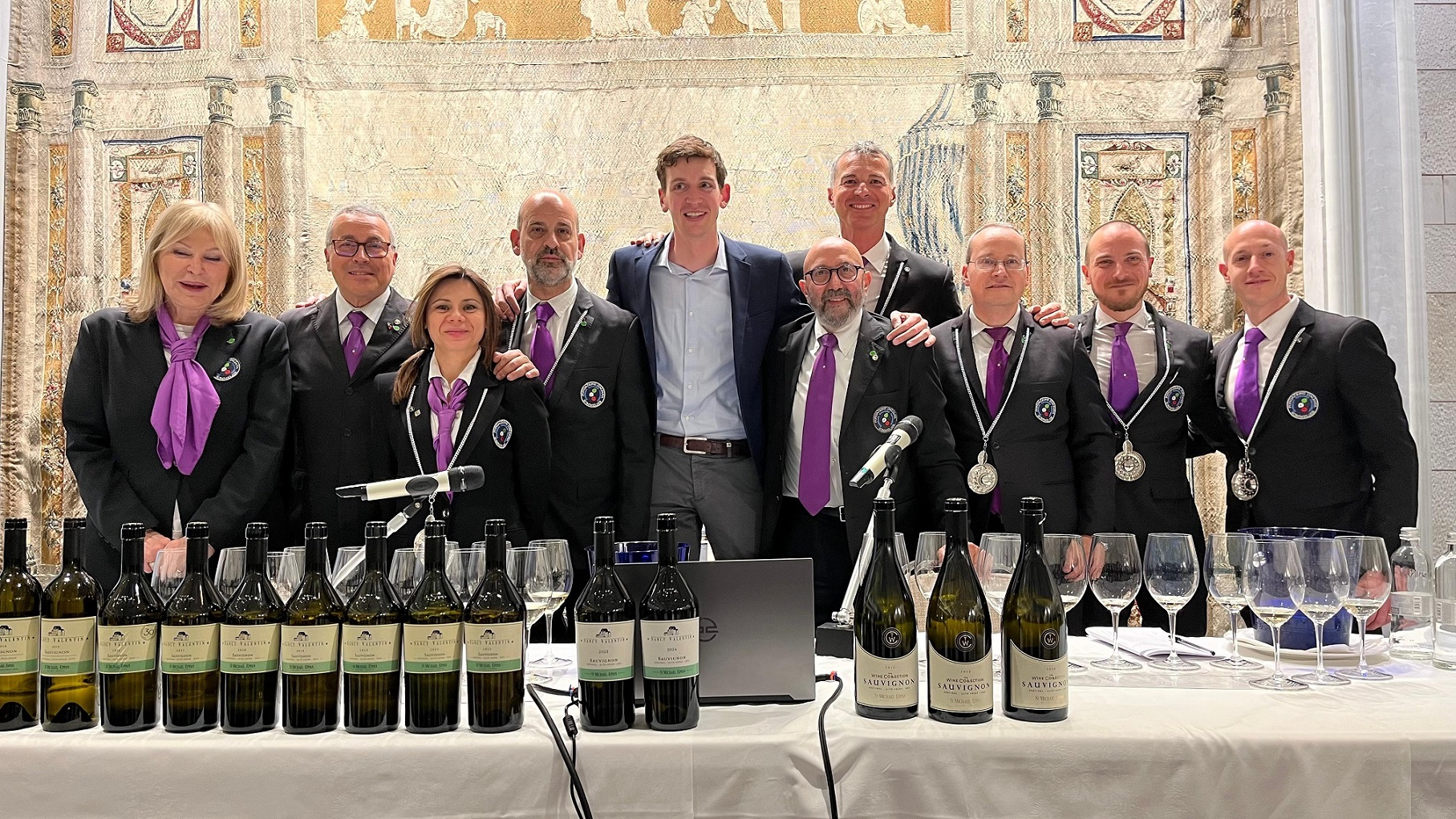 La squadra dei sommelier di servizio con l'enologo Jakob Gasser e Daniela Scrobogna