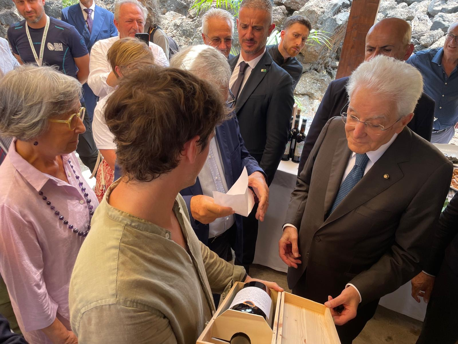 La consegna del Passito di Pantelleria al Presidente della Repubblica